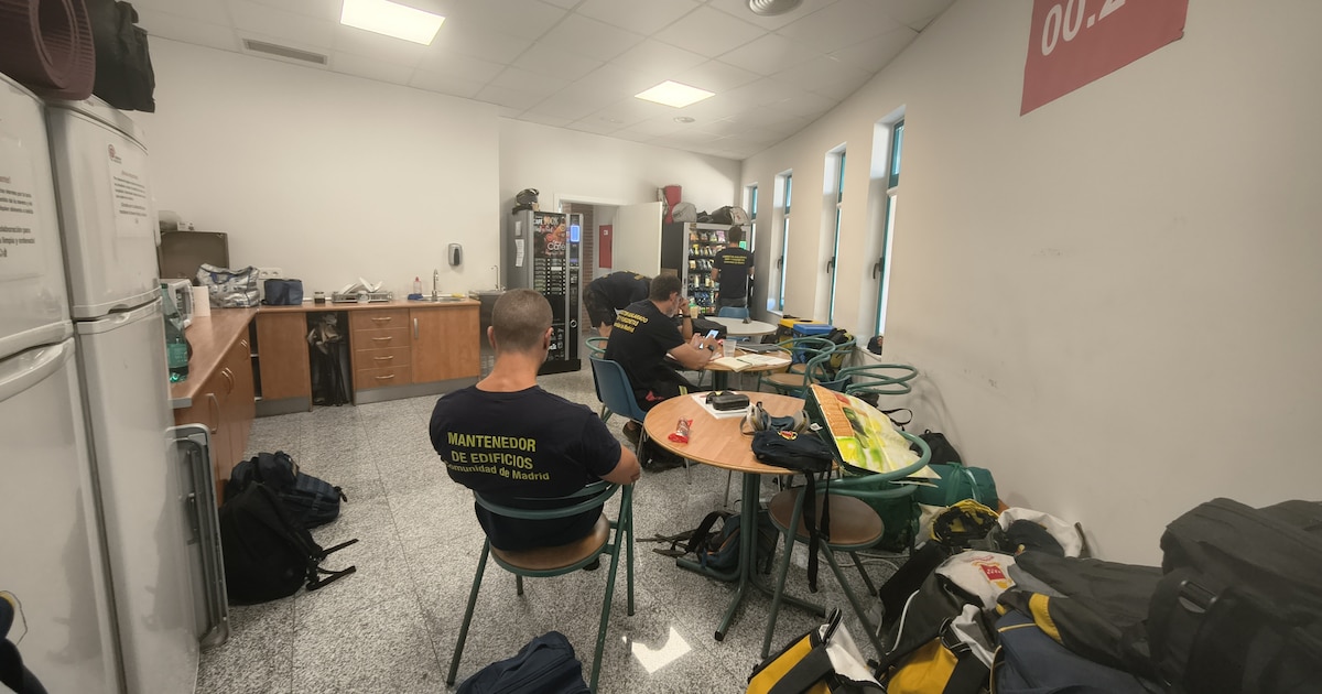 Los 61 bomberos forestales de Madrid ‘aparcados’ en una sala porque están contratados como conductores de taxi y no se les paga la peligrosidad
