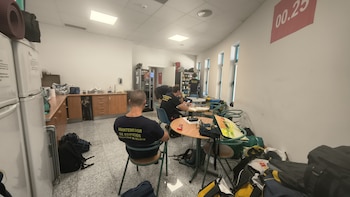 Los 61 bomberos forestales de Madrid ‘aparcados’ en una sala porque están contratados como conductores de taxi y no se les paga la peligrosidad