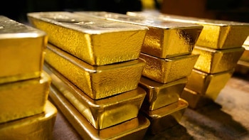 Precio del oro sigue al