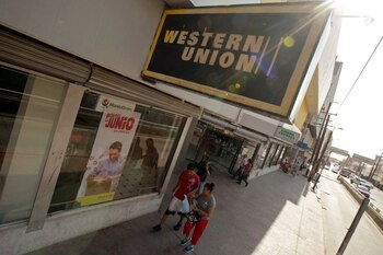 Imagen de archivo. Personas caminan