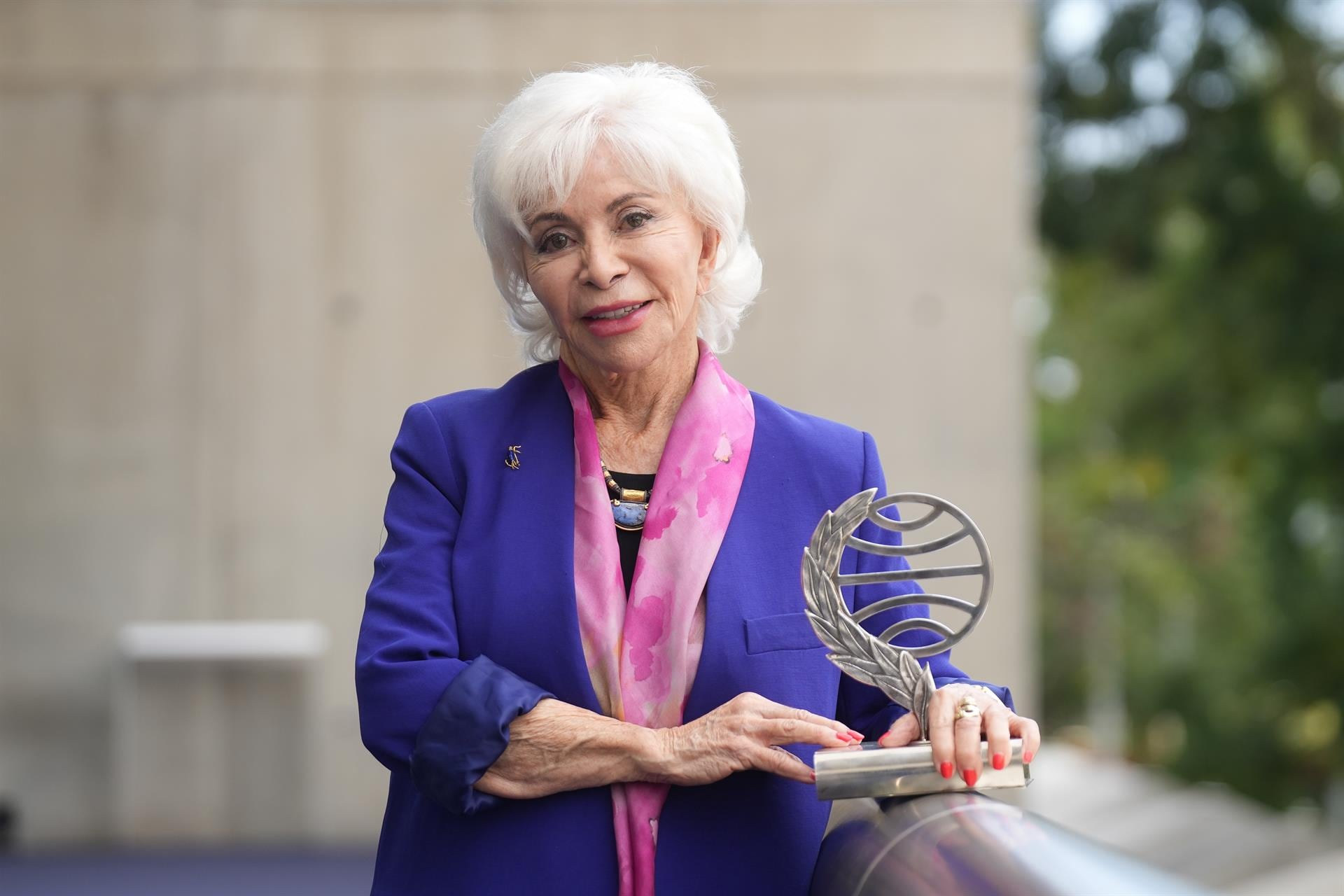 Isabel Allende, la escritora hispana más leída del mundo, posa con el trofeo del Premio Planeta 2026 tras ganar con la continuación de la novela que la convirtió en leyenda de las letras latinoamericanas