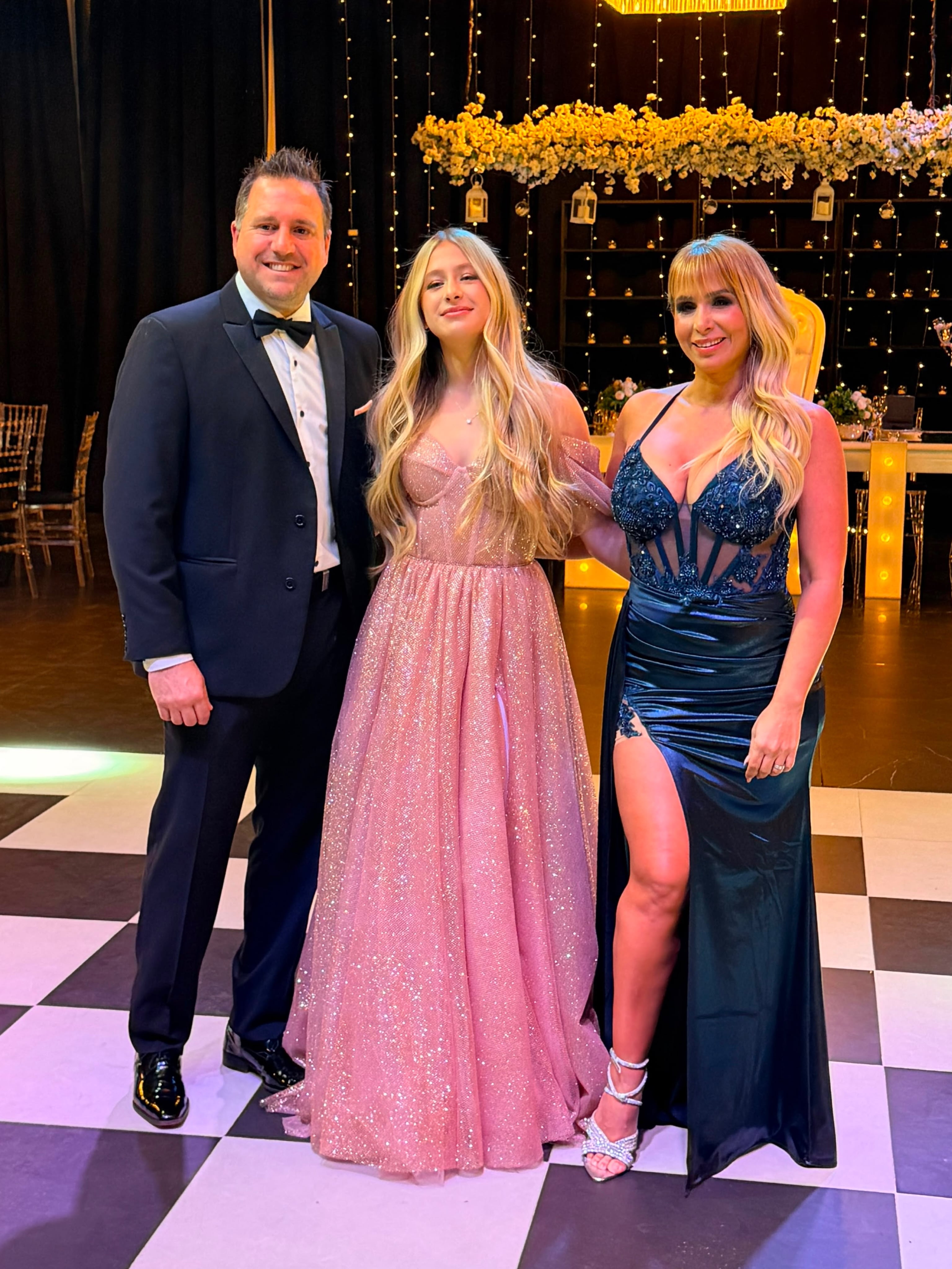 Fernanda Vives y Sebastián Cobelli junto a su hija Brisa en la celebración de los 15 años