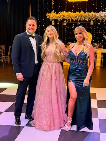 Fernanda Vives y Sebastián Cobelli junto a su hija Brisa en la celebración de los 15 años