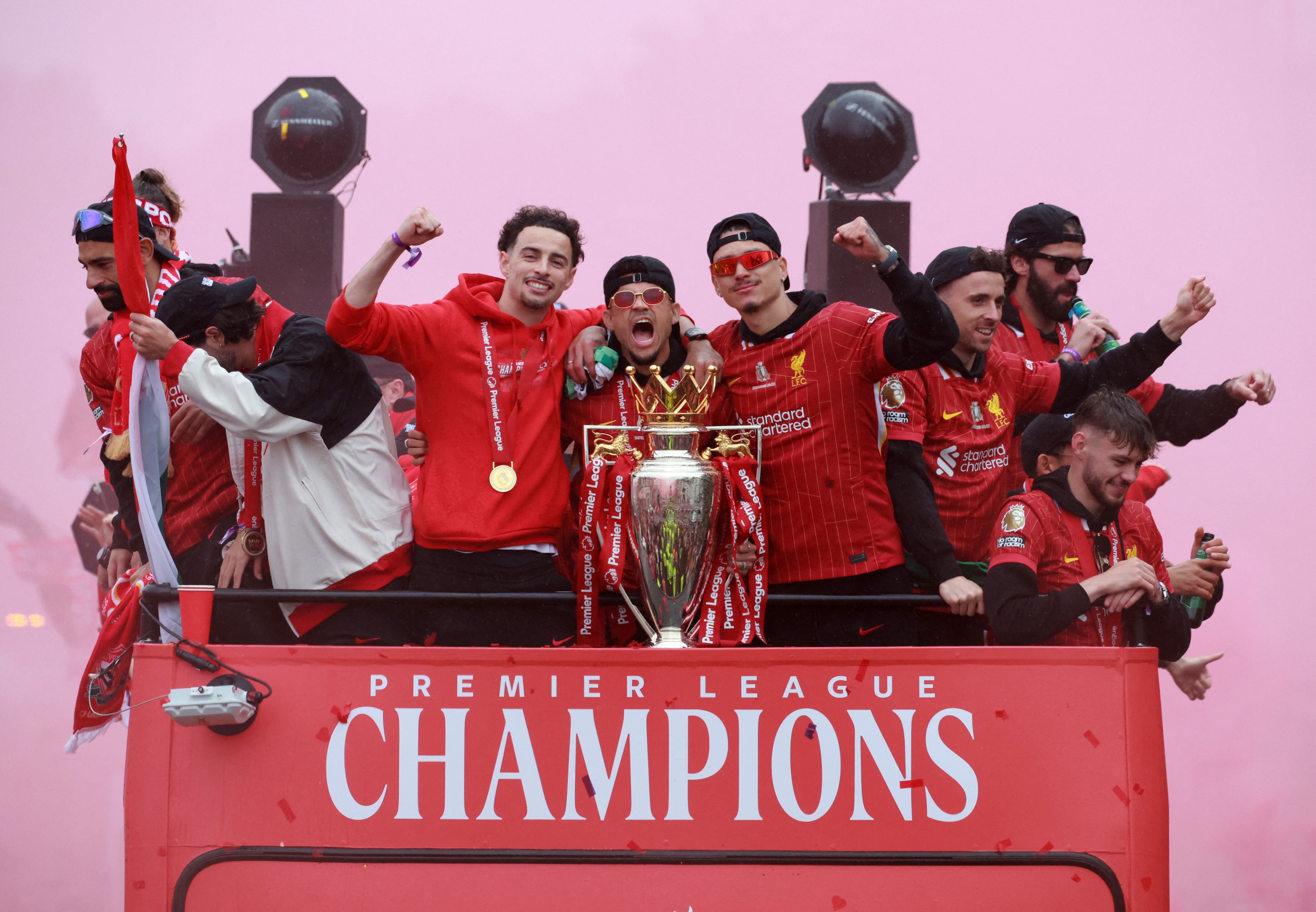 Luis Diaz celebrando junto a Curtis Jones y Darwin Núñez en el recorrido del campeón que hicieron en la ciudad de Liverpool por ganar la Premier League-crédito Phil Noble/REUTERS