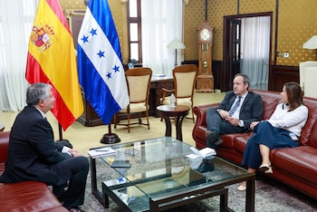 La cooperación de España con Honduras a través de la AECID abarca educación, salud, cultura, agua potable, seguridad alimentaria y desarrollo rural.