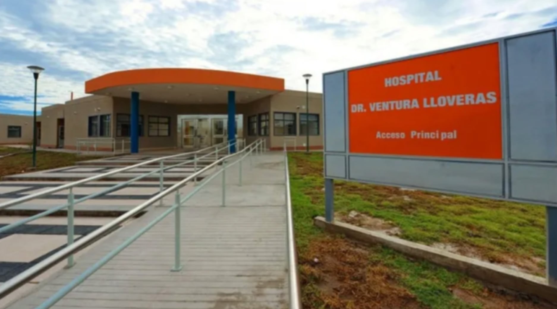 El Hospital Dr. Ventura Lloveras, centro de atención donde se investiga un escandaloso caso de abuso sexual contra una paciente psiquiátrica, visto desde su entrada principal (Tiempo de San Juan)