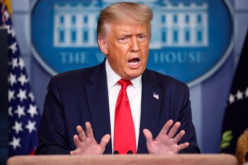 En la imagen, Donald J.