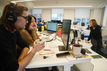 John D'Amico, vicedirector ejecutivo de The News Movement (TNM), que envía noticias a través de redes sociales dirigidas a la generación postmilenio, izquierda, revisa video con la reportera Kimberly Avalos, 1 de marzo de 2023 en Nueva York. (AP Foto/Bebeto Matthews)