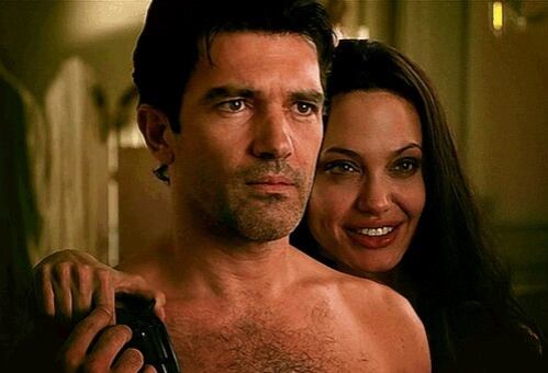 Antonio Banderas afirmó que él y Angelina Jolie no estaban muy entusiasmados por grabar esa escena íntima. (Captura de video)