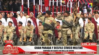 La presidenta Keiko Fujimori aplaude el paso de los veteranos del Ejército del Perú, reconocidos por su sacrificio y participación en la defensa del país. Willax TV