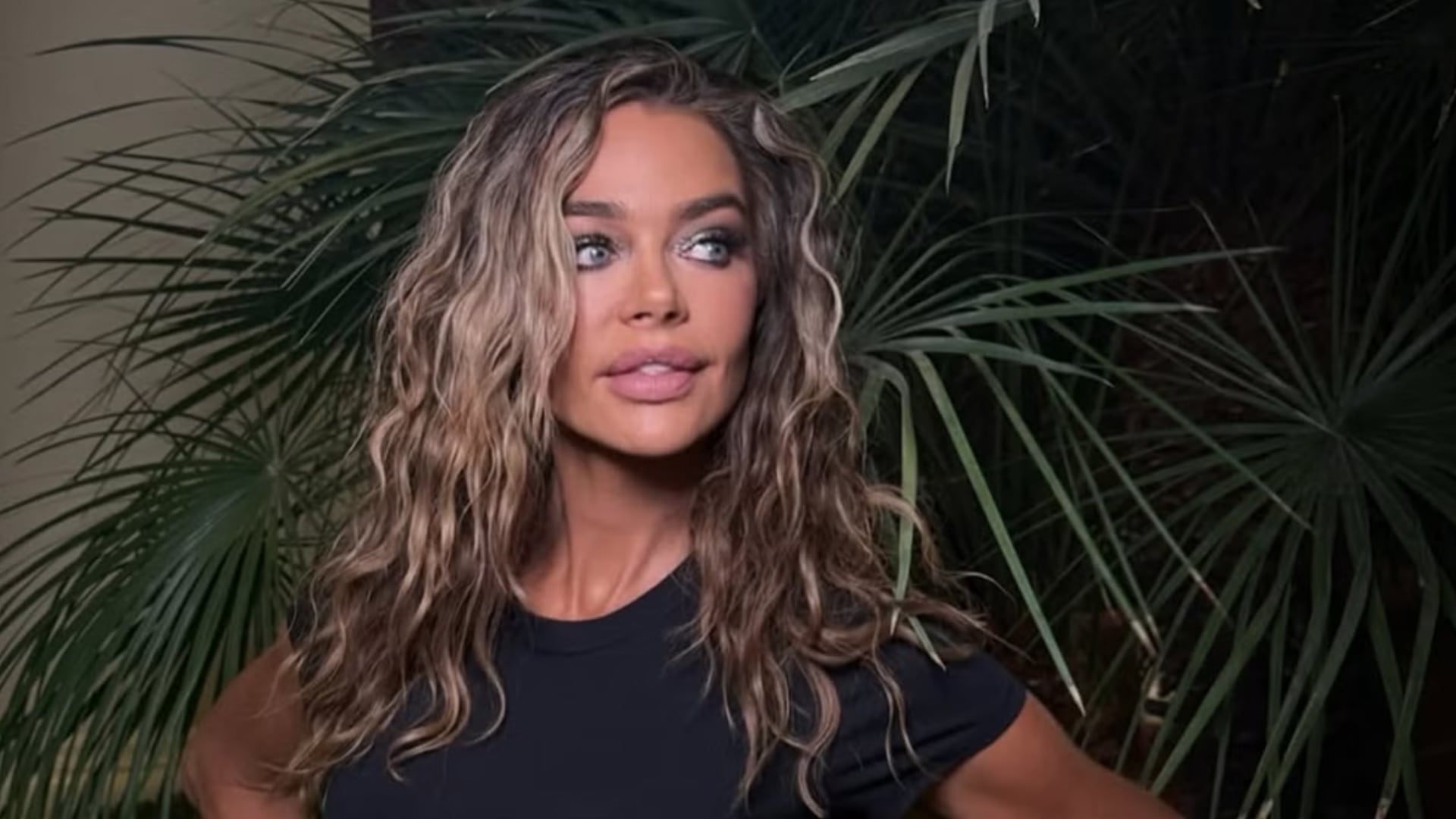Denise Richards abrió su cuenta en 2022 para respaldar a su hija, Sami Sheen, y halló allí un canal rentable con seguidores de su carrera en el cine. (Instagram/Denise Richards)