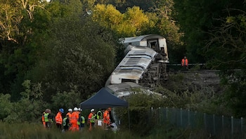 Un tren con 150 pasajeros a bordo descarriló cerca de Londres: al menos dos heridos graves