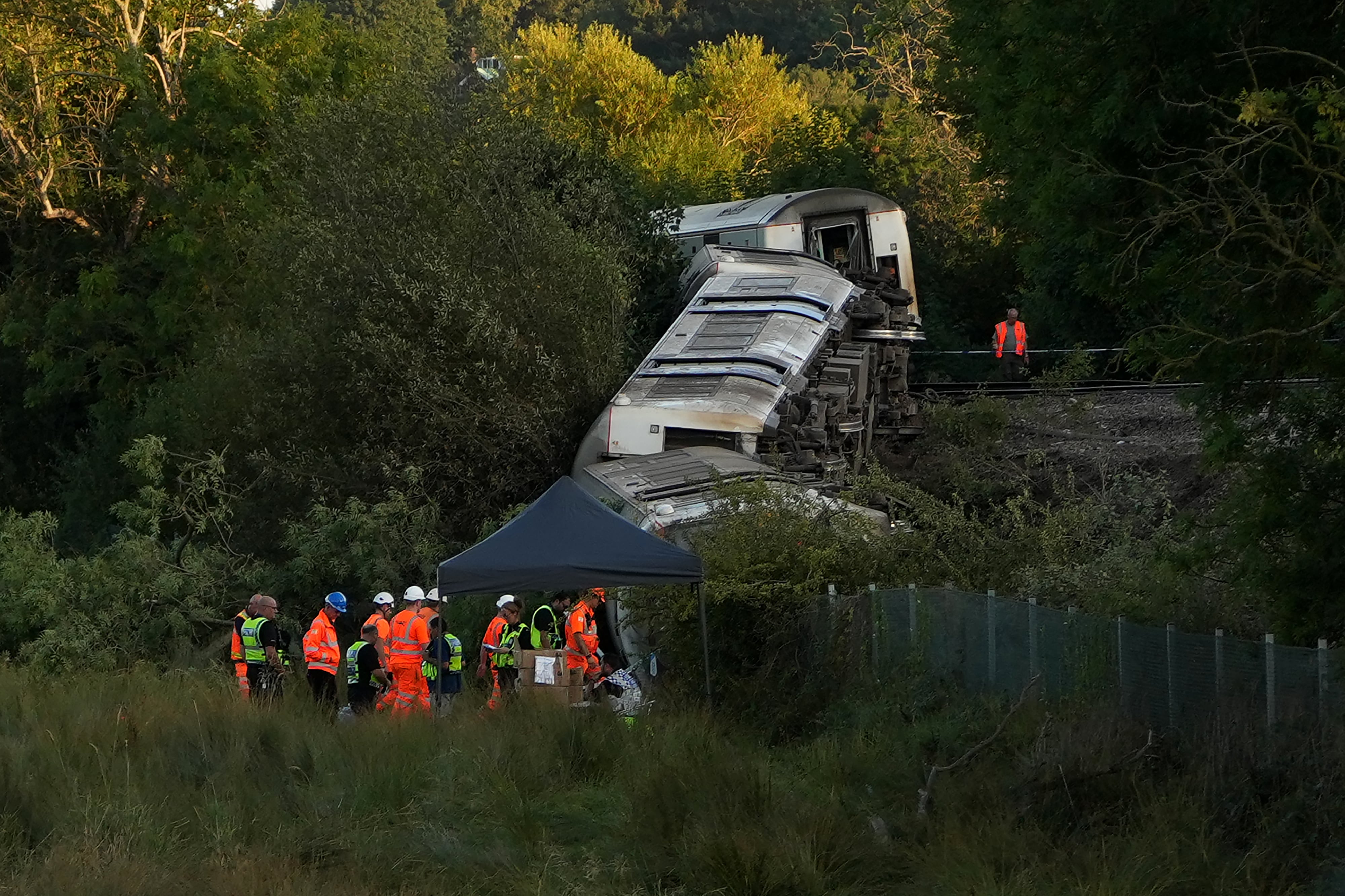 Descarrilamiento cerca de Londres deja dos heridos graves y enciende alarmas en el transporte