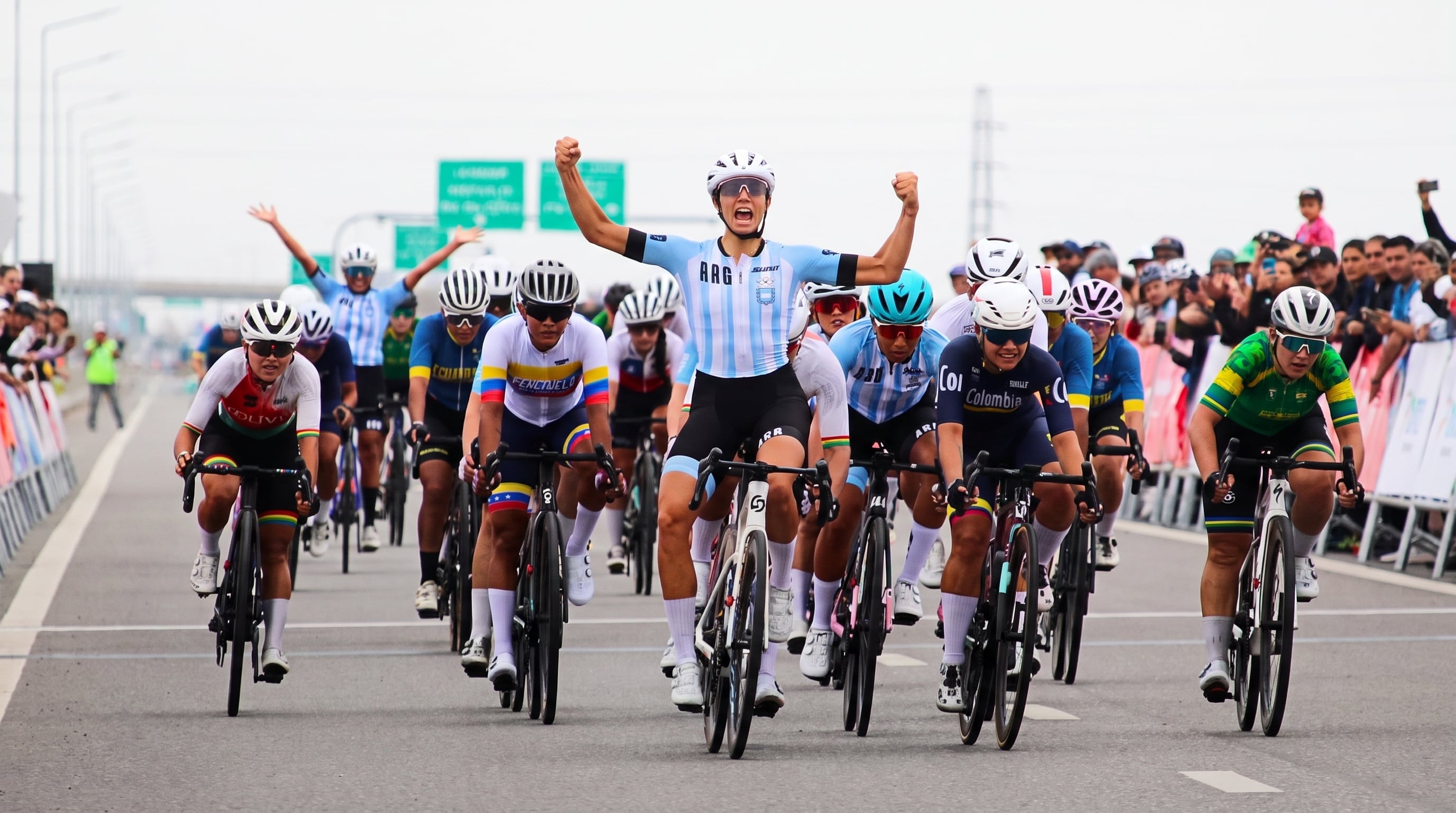 La argentina Julieta Benedetti consiguió un triunfo histórico en el ciclismo de ruta en los Juegos Suramericanos y se colgó la medalla de oro en Santa Fe (Prensa COA)