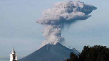 El volcán Popocatépetl provocó caída