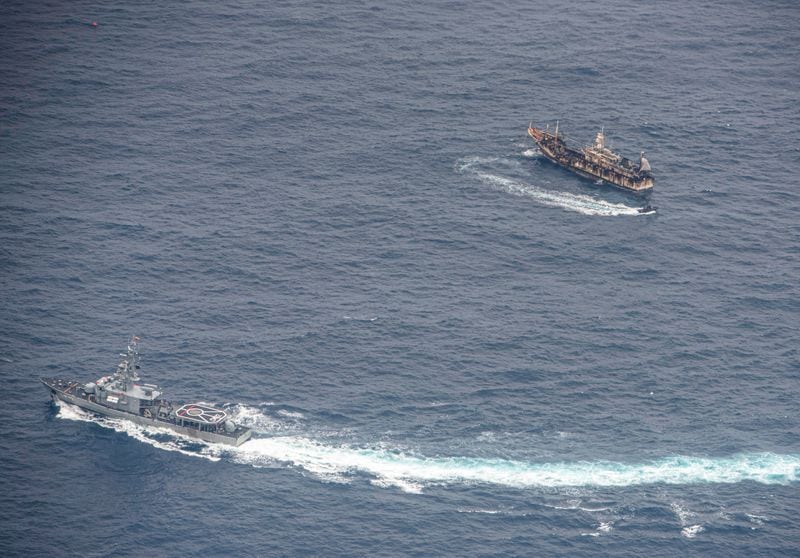 Armada del Ecuador flota cerca de una embarcación tras detectar una flota con banderas mayormente chinas en el Océano Pacífico, 7 de agosto del 2020. REUTERS/Santiago Arcos