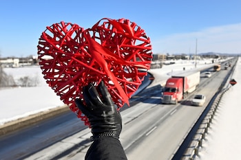 Los grandes gestos románticos durante los primeros días de una relación pueden ser dulces, o una señal de que estás saliendo con un narcisista (REUTERS/Bernard Brault)