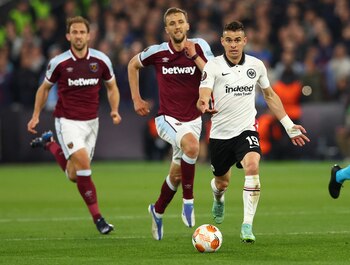 Soccer Football - Europa League - Semi Final - First Leg - West Ham United v Eintracht Frankfurt - London Stadium, London, Britain - April 28, 2022 Eintracht Frankfurt's Rafael Santos Borre in action with West Ham United's Tomas Soucek REUTERS/David Klein