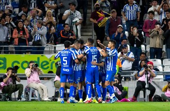 Jugadores de Monterrey celebran un gol contra Atlético San Luis, durante un partido correspondiente a la jornada 3 del Torneo Clausura 2024 del fútbol mexicano, disputado en el estadio BBVA de la ciudad de Monterrey (México), el 27 de enero de 2024. EFE/Miguel Sierra