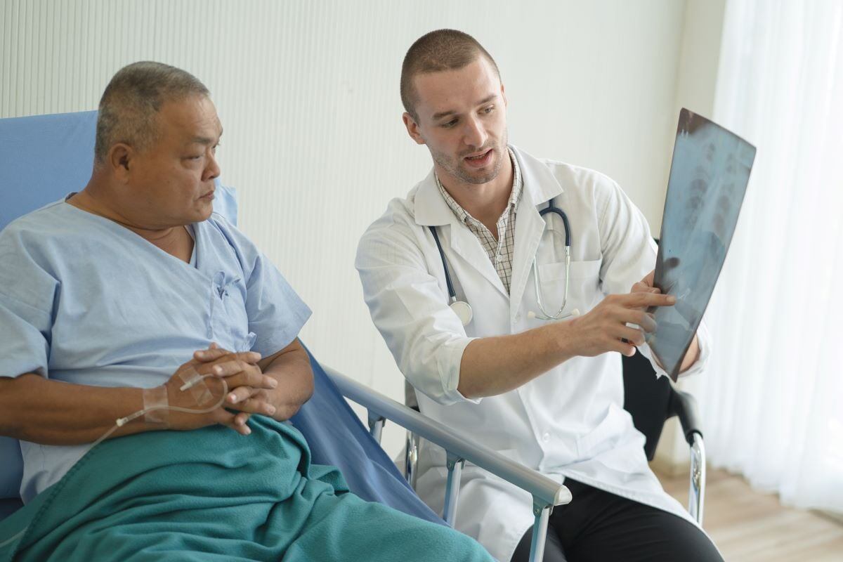 El diagnóstico de neumonía requiere la combinación de síntomas y pruebas de imagen como radiografía, ecografía o tomografía axial computarizada