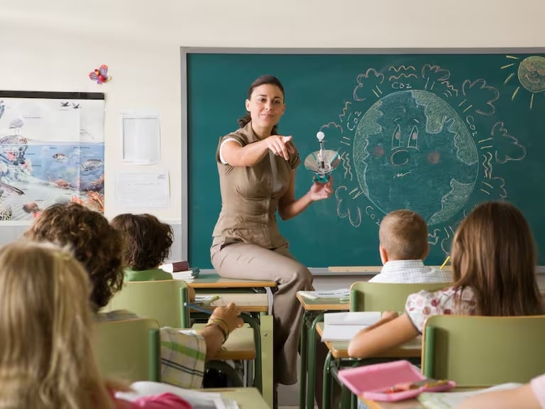 La propuesta busca reconocer la labor de los maestros que dedicaron su vida al servicio público - crédito X