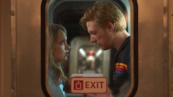 Merritt Wever y Domhnall Gleeson,