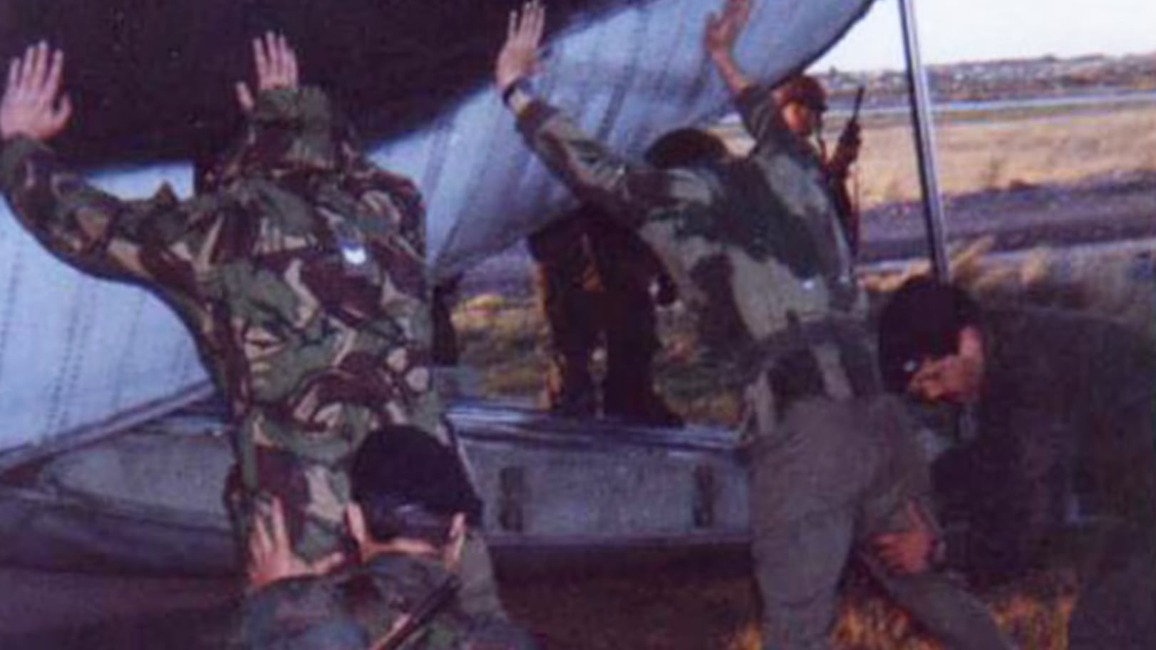 Con el aeródromo asegurado por los efectivos del Ejército, un Hércules C-130 de la Fuerza Aérea Argentina pudo llegar a las islas Malvinas con el objetivo de establecer el puente aéreo con el continente