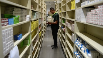 Un empleado organiza productos en