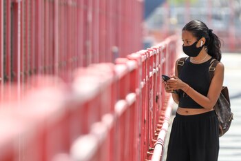 17/05/2020 Una mujer con mascarilla