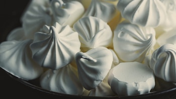 Receta de suspiros de merengue, un sencillo dulce elaborado con solo tres ingredientes