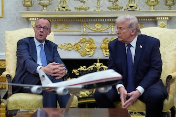 El presidente Donald Trump se reúne con el canciller alemán Friedrich Merz en el Despacho Oval de la Casa Blanca, el 3 de marzo de 2026, en Washington (AP Foto/Mark Schiefelbein)