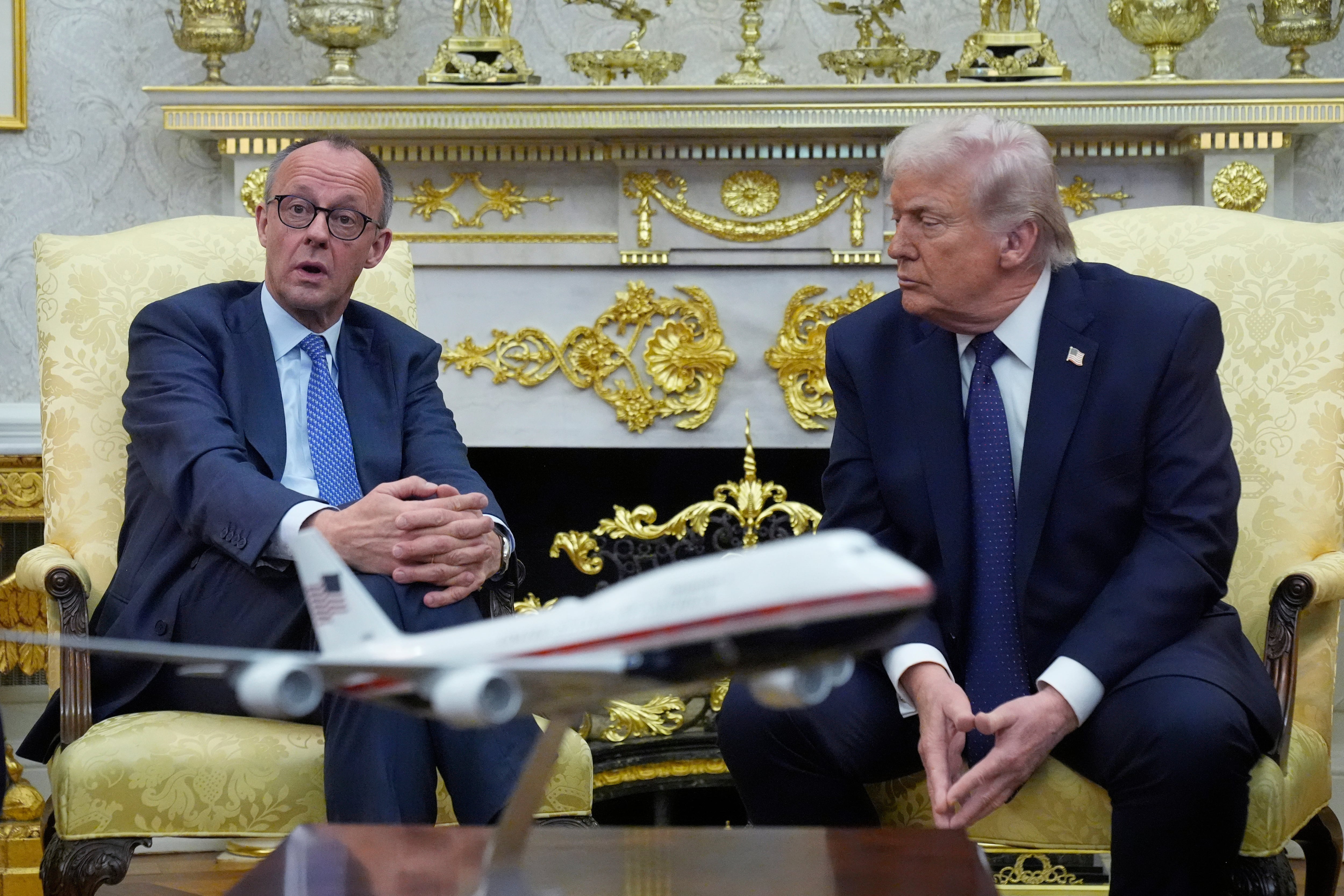 El presidente Donald Trump se reúne con el canciller alemán Friedrich Merz en el Despacho Oval de la Casa Blanca, el 3 de marzo de 2026, en Washington (AP Foto/Mark Schiefelbein)