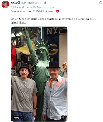 Captura de una publicación en X con una fotografía de los actores Patrick Stewart e Ian McKellen junto a una estatua de la Libertad