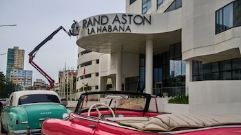 La cartera de inversión extranjera de Cuba asigna 62% del capital al turismo y 7% a los alimentos, según CubaChequea