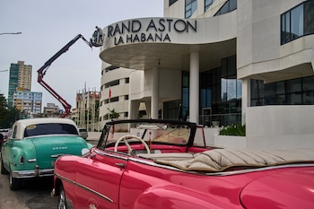 Obreros retiran la identificación del Hotel Grand Aston en La Habana, Cuba (AP Foto/Ramón Espinosa)