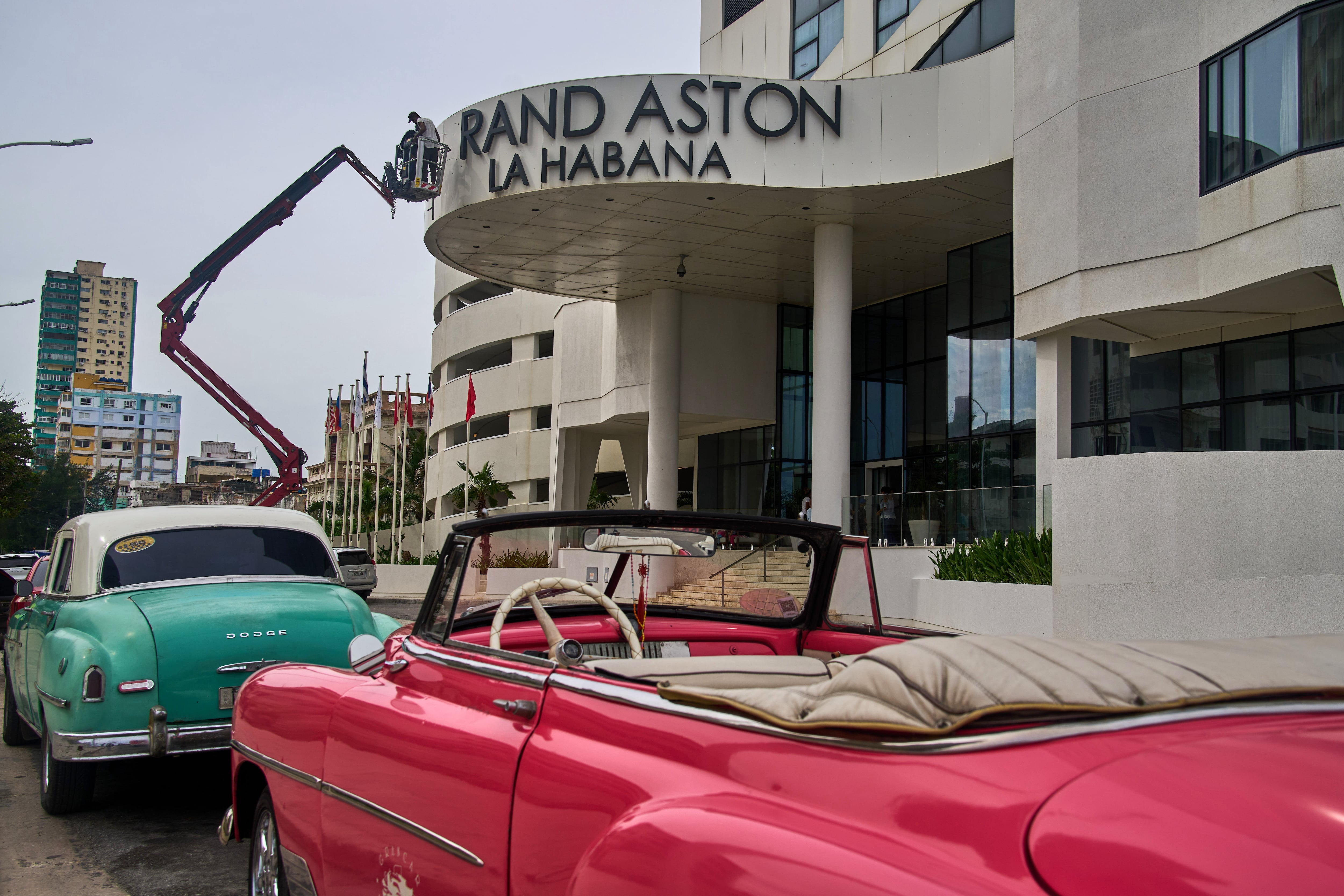Obreros retiran el letrero del Hotel Grand Aston, el miércoles 3 de junio de 2026, en La Habana. (AP Foto/Ramón Espinosa)
