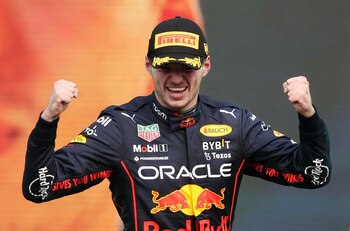 Max Verstappen celebra en el podium su triunfo en el Gran Premio de la Ciudad de México para imponer un récord de 14 victorias en una temporada. Autódromo Hermanos Rodríguez, Ciudad de México, México. 30 de octubre de 2022.
REUTERS/Edgard Garrido