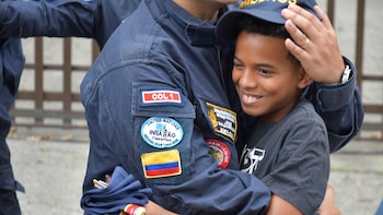 Héroes colombianos visitaron a Moisés, el niño de 11 años que rescataron de los escombros tras los terremotos en La Guaira, Venezuela