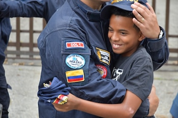 El equipo colombiano logró hallar con vida a Moisés Calzadilla tras siete horas de rescate - crédito Ungrd