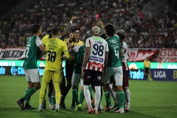 El árbitro José Ortiz se vio envuelto en una polémica con el defensor central del Junior Jermein Zidane Peña-crédito Jairo Cassiani/Colprensa