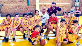Manu Ginóbili visitó a los chicos de PreMini en el club donde empezó a jugar al básquet: Bahiense del Norte (@BdNorte)