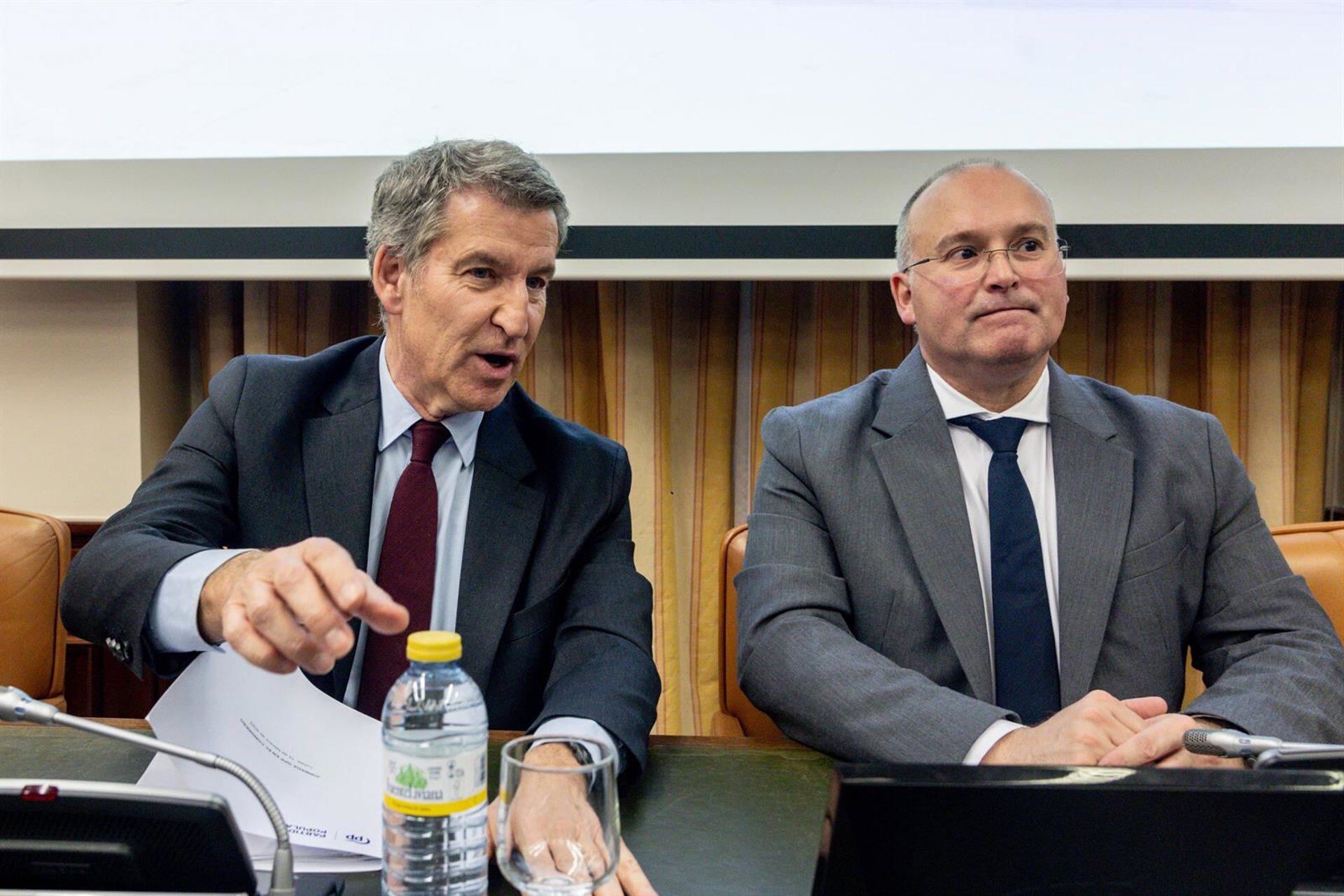 10/02/2025 El presidente del Partido Popular, Alberto Núñez Feijóo (i), y el portavoz del PP en el Congreso, Miguel Tellado (d), durante la jornada