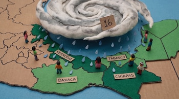 Un mapa de México muestra los estados de Veracruz, Oaxaca, Tabasco y Chiapas. Una onda tropical con el número 16 genera lluvia sobre estos estados y personas.
