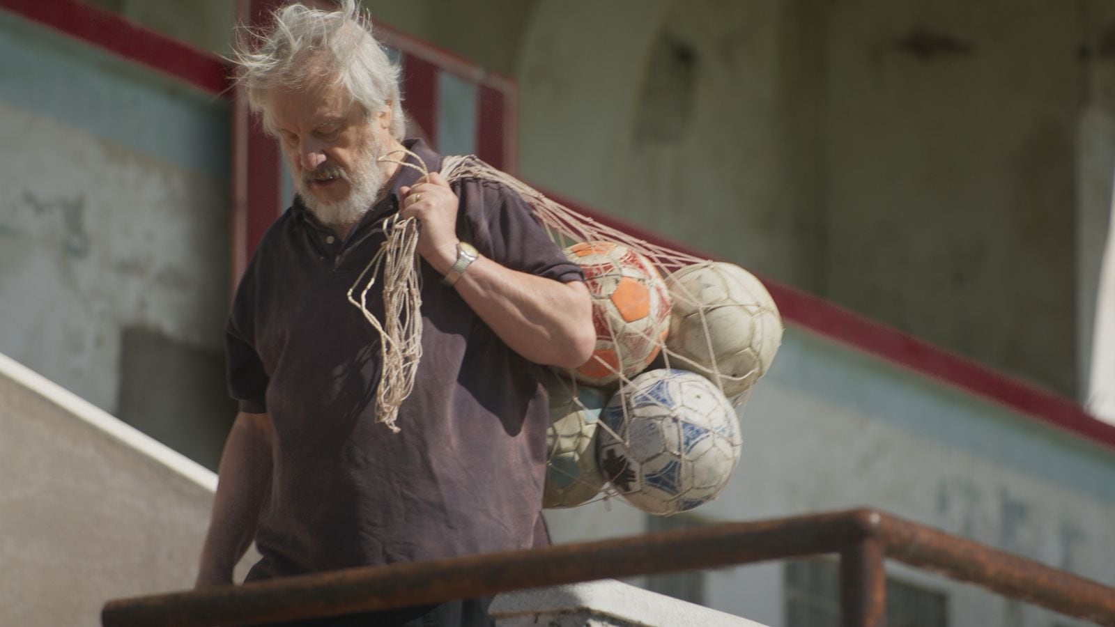 El personaje de Titi Malvestiti, interpretado por Marrale, vincula la paternidad, la vejez y la dignidad en el contexto de la cultura futbolística argentina. (Prisma Cine)