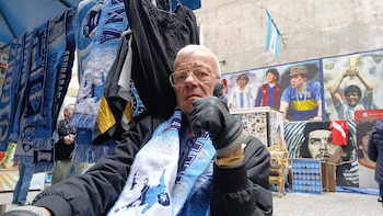 La historia de Antonio Esposito, el guardián de 72 años que transformó un callejón de Nápoles en el santuario de Diego Maradona