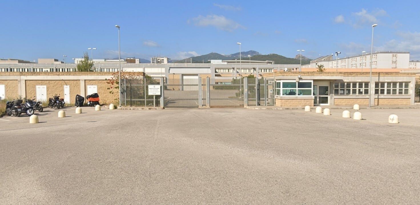 La prisión Ettore Scalas de Uta en Cerdeña recibe reclusos sometidos al régimen de aislamiento tras una disputa entre el Gobierno italiano y las autoridades regionales.