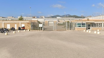El traslado de 92 mafiosos italianos a una cárcel de Cerdeña enfrenta a Gobierno con la isla: “Prefirió actuar unilateralmente y con arrogancia”