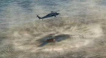 La increíble foto de la nave acercándose a la balsa que rescató a la tripulación de la capsula