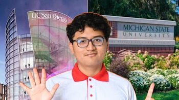 Joven con gafas y polo blanco con detalles rojos, levantando la mano y un dedo. Detrás, edificios con logos de UC San Diego y Michigan State University