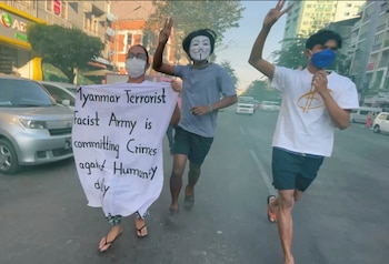 Personas protestan contra el régimen